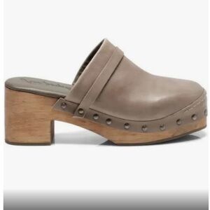 NEW FREE PEOPLE CALABASAS STUDDED LEATHER & WOOD CLOG IN WASHED TAUPE SZ 39 = 8